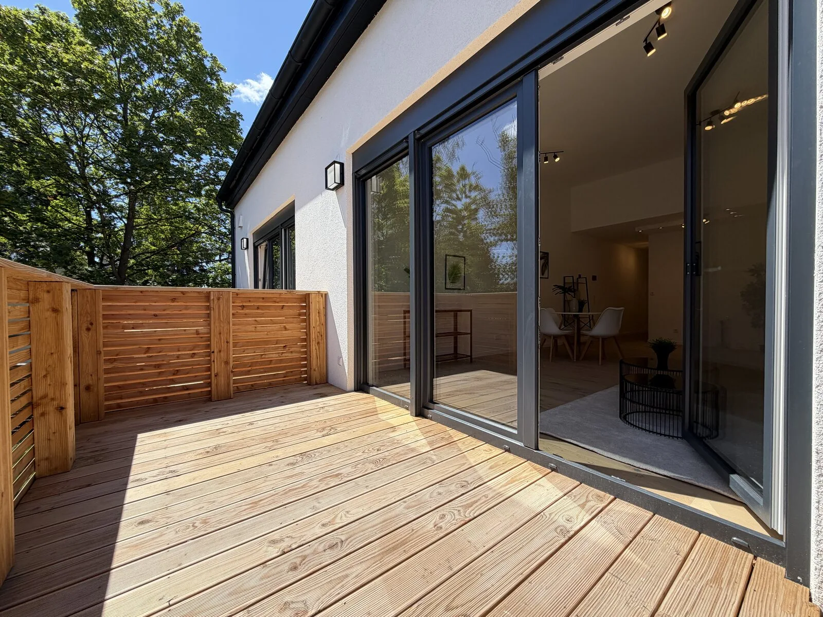 Projekt 52 · Klimatisierte Neubau-Maisonette mit großem Balkon